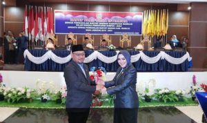 st-suraidah-suhardi-menyerahkan-palu