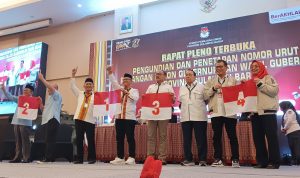 20240923_145919 SULBARONLINE.COM, Mamuju - Komisi Pemilihan Umum (KPU) Provinsi Sulawesi Barat menetapkan nomor urut pasangan calon gubernur dan wakil gubernur Sulbar, Senin (23/9/2024).